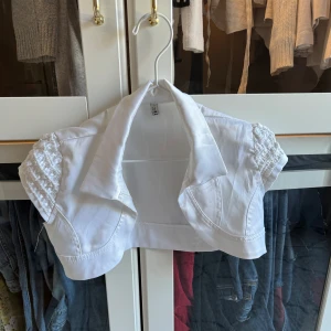 Vit bolero  - Väldigt sparsamt använd🤍