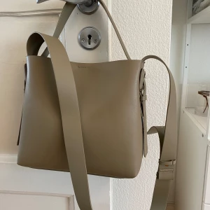 Crossbody väska  - Väskan är helt ny från hm  och använd en gång. Finns ett kort band samt ett långt.  Perfekt handväska som är rymlig, har ett innerfack också.   Köparen står för frakten 