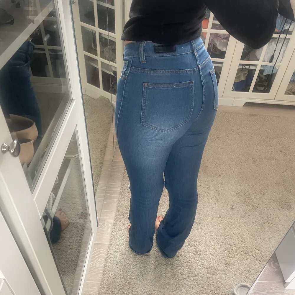 Lågmidjade bootcut jeans i storlek S. Skitsnygga!!❤️ Från märket pieces😊. Jeans & Byxor.