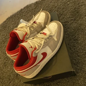 Air Jordan 1 gym red white smooke grey - Ett par fina Jordan 1 low i storlek 43 som har en använts en del men vart försiktig i skicket! Säljer för att dem har blivit försmå på mig! Fina skor till fint pris nypris:2700 kr mitt pris:799 säljer billi då ja behövder bli  Autentihetscerifierad✅ 