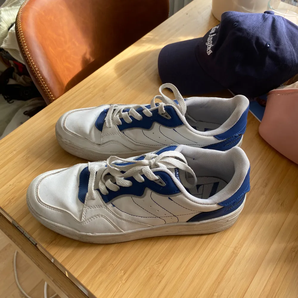 Super snygga sneakers från zara, säljer då jag rensar och tyvärr måste göra mig av med saker💞. Skor.