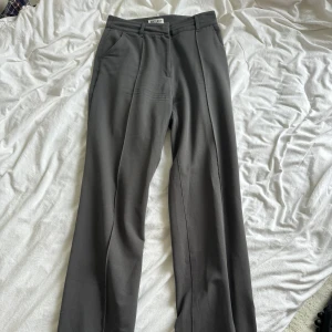 Madlady kostymbyxor  - Gråa Kostymbyxor från Madlady!🩷 Inga noppror & dock har ena sömmen längst ner på ena benet gått upp. Storlek 36 längd 32/regular. Jag är 165 som referens :) Nypris ligger på 600kr (sista bild lånad från hemsidan, dock svarta) Skriv för fler bilder🌟🌟