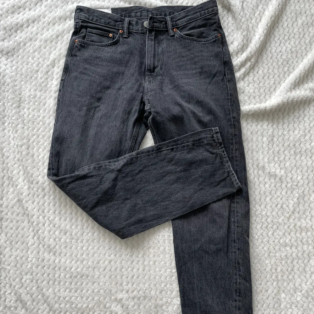 Säljer dessa jeans från H&M. Skick 9/10. Passform: relaxed. Skriv om funderingar!. Farkut & Housut.