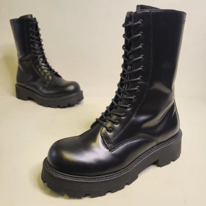 Vagabond Chunky Boots Storlek 37 Läder Skor Kängor Svart - 14 dagars ångerrätt! Skick: Skorna är i utmärkt skick, som nya. Inga hål eller illa lukt. Hör av dig om du har några frågor! Tack för att du tittade!