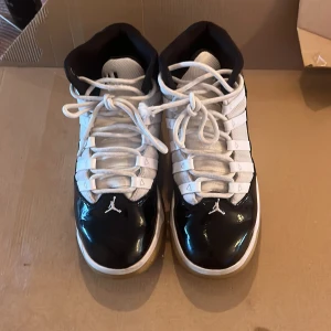 Jordans 11 skor   - Jordans skor i bra skick som passar för både inomhus och utomhus. Storlek 36-1/2. Nypriset ligger runt 1500kr, för mer information kontakta säljaren!