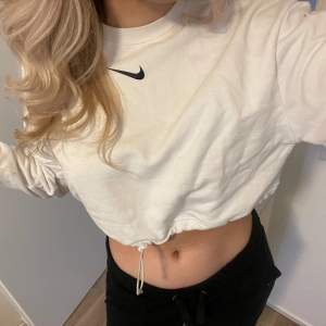 Vit croppad sweatshirt från Nike.