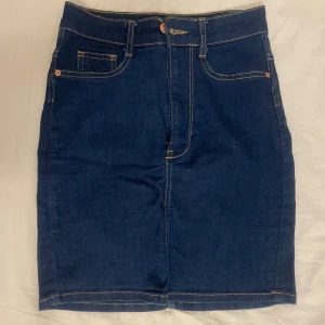 Jeanskjol - Sitter jätte bra, jätte fin och stretchig. Älskar den men den är lite för kort för min smak.