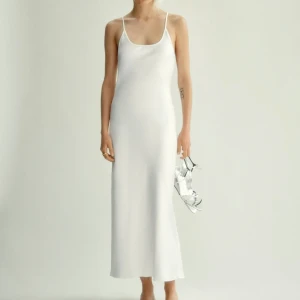 Klänning Zara - Klänning från zara med öppen rygg 