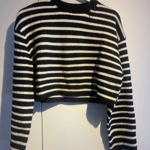 Stickad tröja - Mycket fint skick 