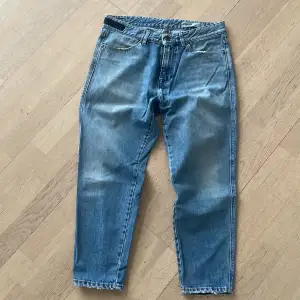Jeans från svenska Adnym Atelier, unisex, stl 28C, modell ACA 162, ngt lösare över låren, smal i foten, kortare i längden, mkt fint skick