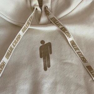 Billie Eilish hoodie😍😍 - Säljer denna super härliga, beiga hoodien från H&MxBillieEilish.🤩 Hoodien är i stl XS men jag upplever den både länge och bredare. 