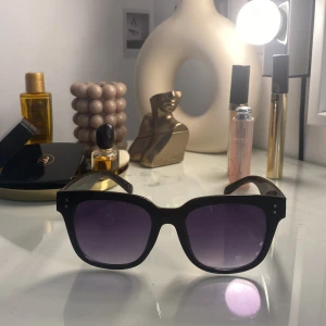 Solglasögon - Superfina svarta solglasögon, perfekta nu när solen börjar komma fram☀️❤️