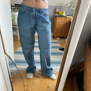 Levis jeans - Levis jeans 528 w36 L32. Köpta i usa någon gång under 80talet av min farmor. Original lapparna sitter kvar. Aldrig använda - gott skick. Är något större än dagens W36, bra att ha i åtanke. Hör av er i chatten om ni undrar något eller vill se bilder💋
