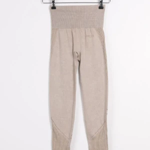 Nya Träningstights - Nya stretchiga beige Träningstights. Jättefina. Säljer pga stor garderobrensning. Kika gärna på mina andra annonser, säljer mycket:) 