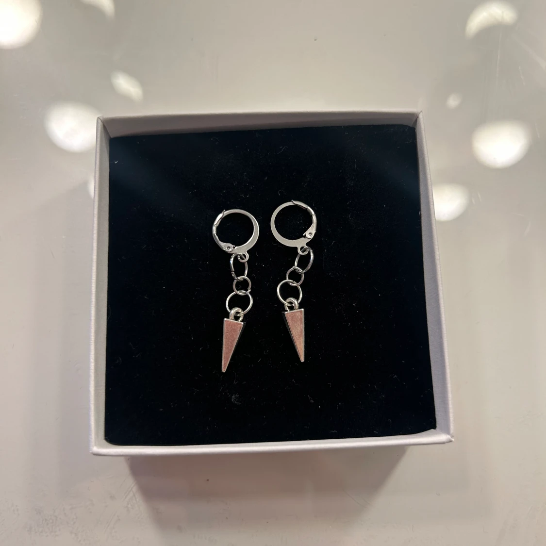 Örhänge silvriga!!