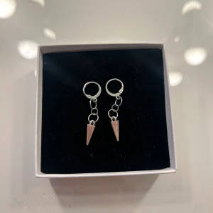 Örhänge silvriga!! - Säljer dessa sååå fina örhängen, då ja använder guld och inte silver🥹🥹😙😙😙( har 3 par av dem )