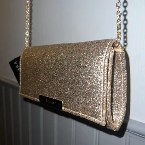 Handväska - Oanvänd glittrig handväska, skulle bäras på studentbalen