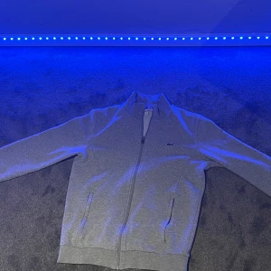 Lacoste zip - Tröjan är i fint skick och inte mycket använd. Storleken är M men passar mer som Small eller XS. Säljs pågrund av att den är för liten. 