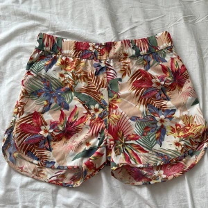 Shorts  - Somriga shorts. Storlek 152 i barnstolen men passar som en xs! 💞 -de finns kvar om det inte står SÅLD!!