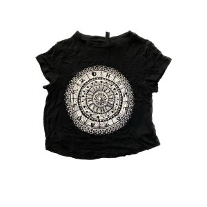 T-shorts med tryck - Svart jätte mjuk och skön t-shirt med tryck på! Storlek xs