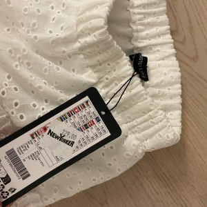 Kjol - Säljer denna vita kjol då den inte är riktigt min stil längre. Den är i nyskick och prislappen sitter kvar.🤍