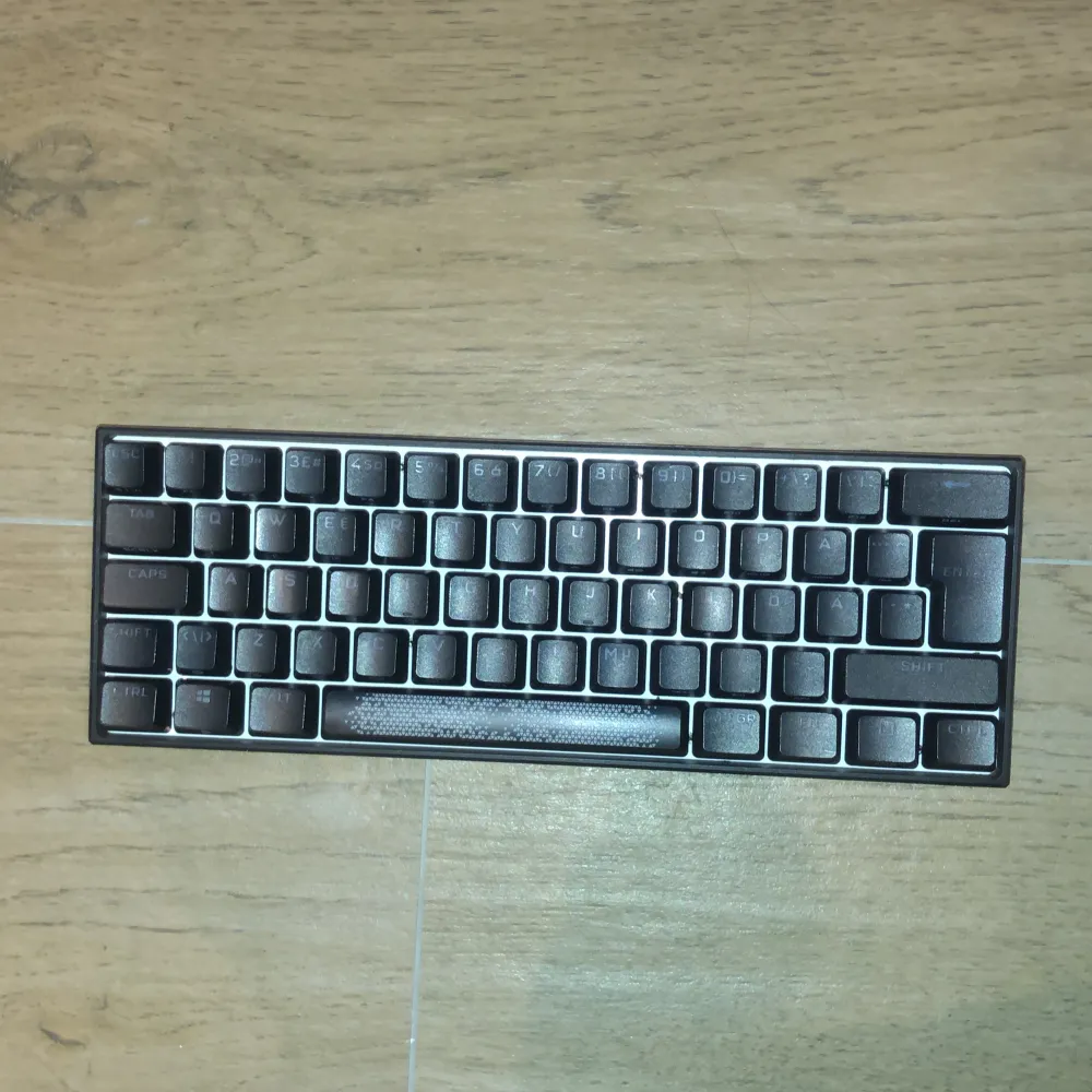 Corsair Gaming K65 RGB Mini tangentbord. Går att ändra färg på RGB ljusen. Fint skick och funkar precis som det ska men kommer inte till användning. Nypris 1800 kr. Sladd ingår. Pris kan diskuteras . Övrigt.