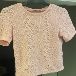 Stickad rosa tröja ifrån zara💗 - Köptes här från Plick, men satt inte så bra💕. Den är i hyfsat bra skick. Inga fläckar! Tröjan är mera rosa i verkligheten💗. Är i storlek M men skulle säga XS-S💗