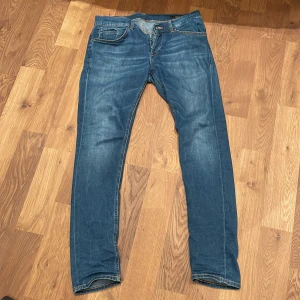 dondup george  - typ helt nya dondup george köpte från miinto, allting kvar. låg på typ 2200 ny 