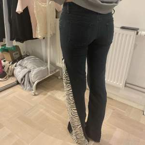 Lågmidjade marinblå jeans omsydda till bootcut med Zebra tyg🦓 Midja : 72cm Innerbenslängd: 85cm