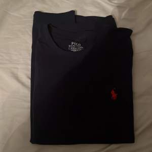 Säljer en fin Ralph lauren tshirt. Den är knappt använd. Priset går att diskutera.