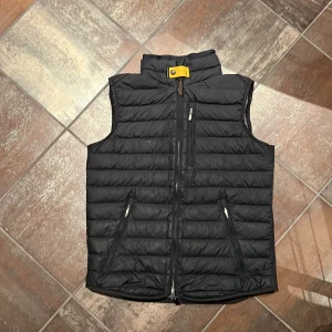 Parajumper väst - Säljer min parajumper väst då jag växt ur den. Pris 1000 men pris kan diskuteras. Den är storlek xs. Självklart är den äkta.