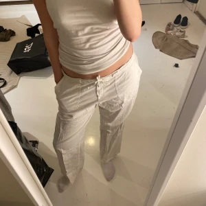 Linnebyxor  - Linnebyxor köpta här på Plick säljer då de är lite korta på mig