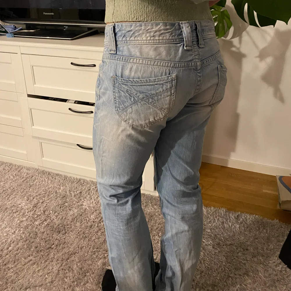 Snygga ljusa jeans inför sommaren🥰. Jeans & Byxor.