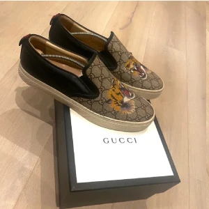 Gucci Skor - Säljer dessa herr Gucci skor. Använda fåtal gånger. Köpt i Paris. Köpta för 5200kr. Har kvar kvitto, bag, äktighetsbevis osv. Skriv privat för fler frågor!