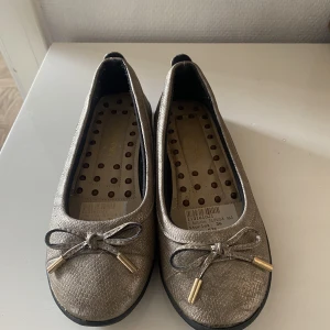 Ballerina skor  - SUPPER söta ballerina skor! Köpta secondhand. Fina till sommaren! 