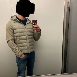 Ralph Lauren cardigan  - Skit snygg Ralph Lauren cardigan i storlek L. Men passar även M, dock lite stor i midjan. Väldigt bra skick.