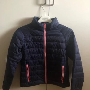 Marinblå vårjacka 🫶🏽 - Säljer min systers gammal vårjacka eftersom den passar inte henne längre. Hon har använt den ett par gånger, men den ser ny ut (utan några skador) 💗💗