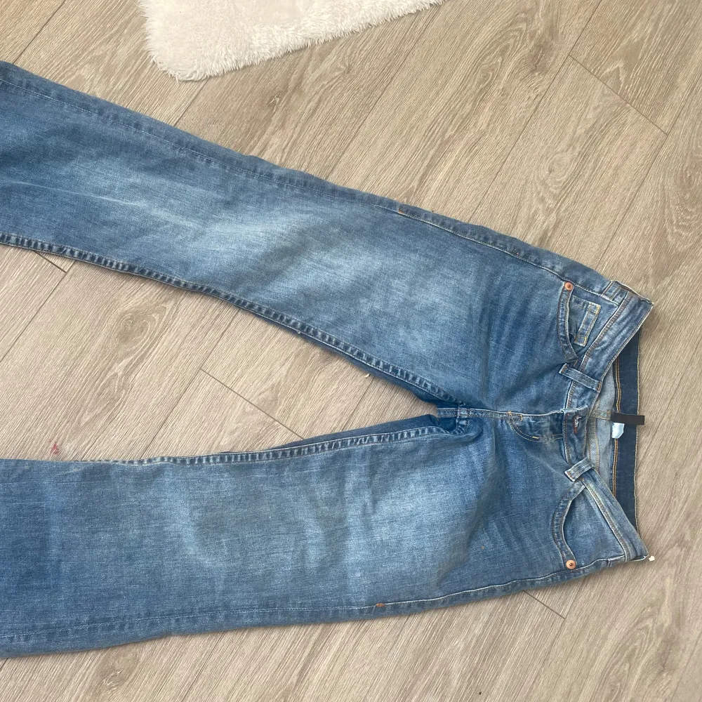 Säljer low waist jeans från hm då de aldrig används.. Jeans & Byxor.