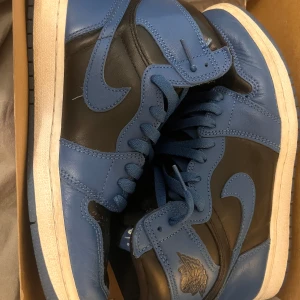 Jordans - Ett par blåa jordans i storlek 42-43 i mycket bra skick då dem ändast e använda ett fåtal gånger. Två olika färger utöver den blåa skosnörena tillkommer. Köpta för 2800