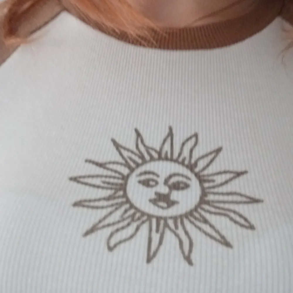 Snygg crop top från shein med en brun sol,är från shein teen och sitter ganska tight. Kontakta innan köp!. Toppar.