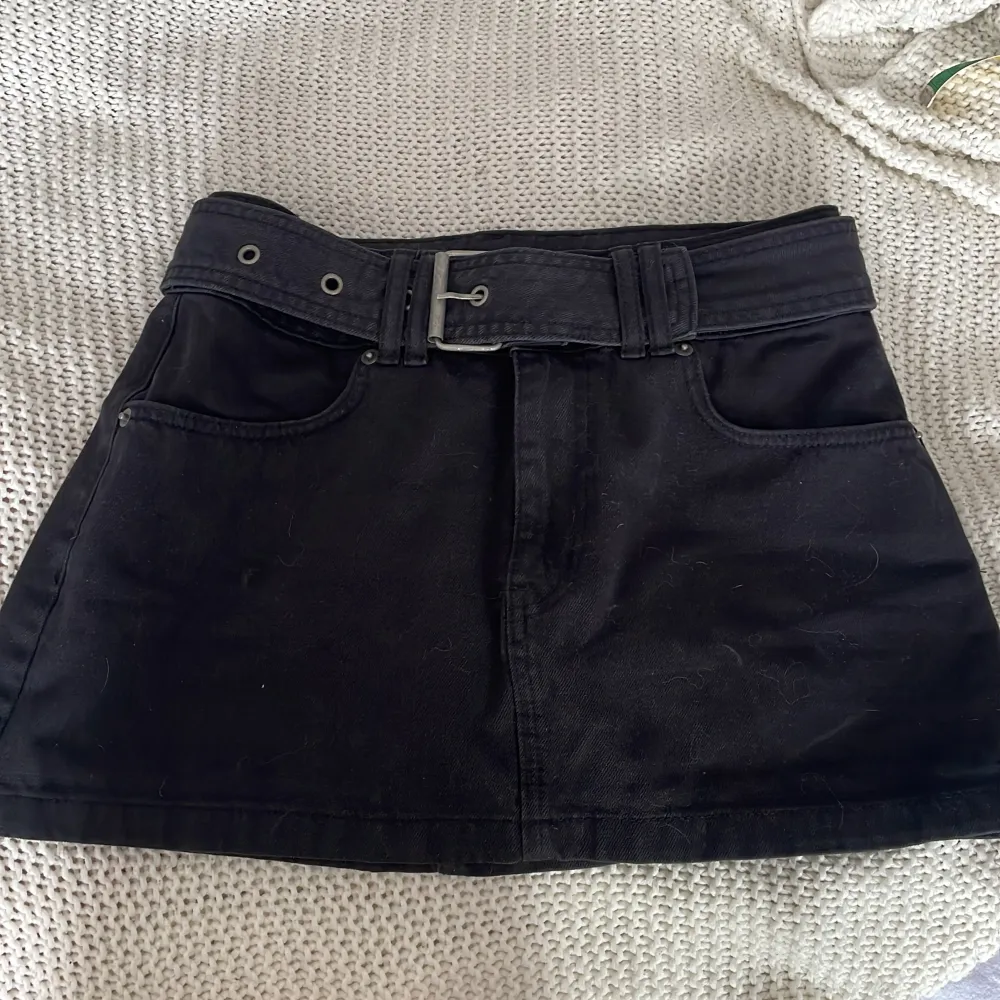 Fin jeans kjol i bra skick då bara använd fåtal ggr. Bältet är avtagbart. Midjemått 35cm tvärs över. Kjolar.