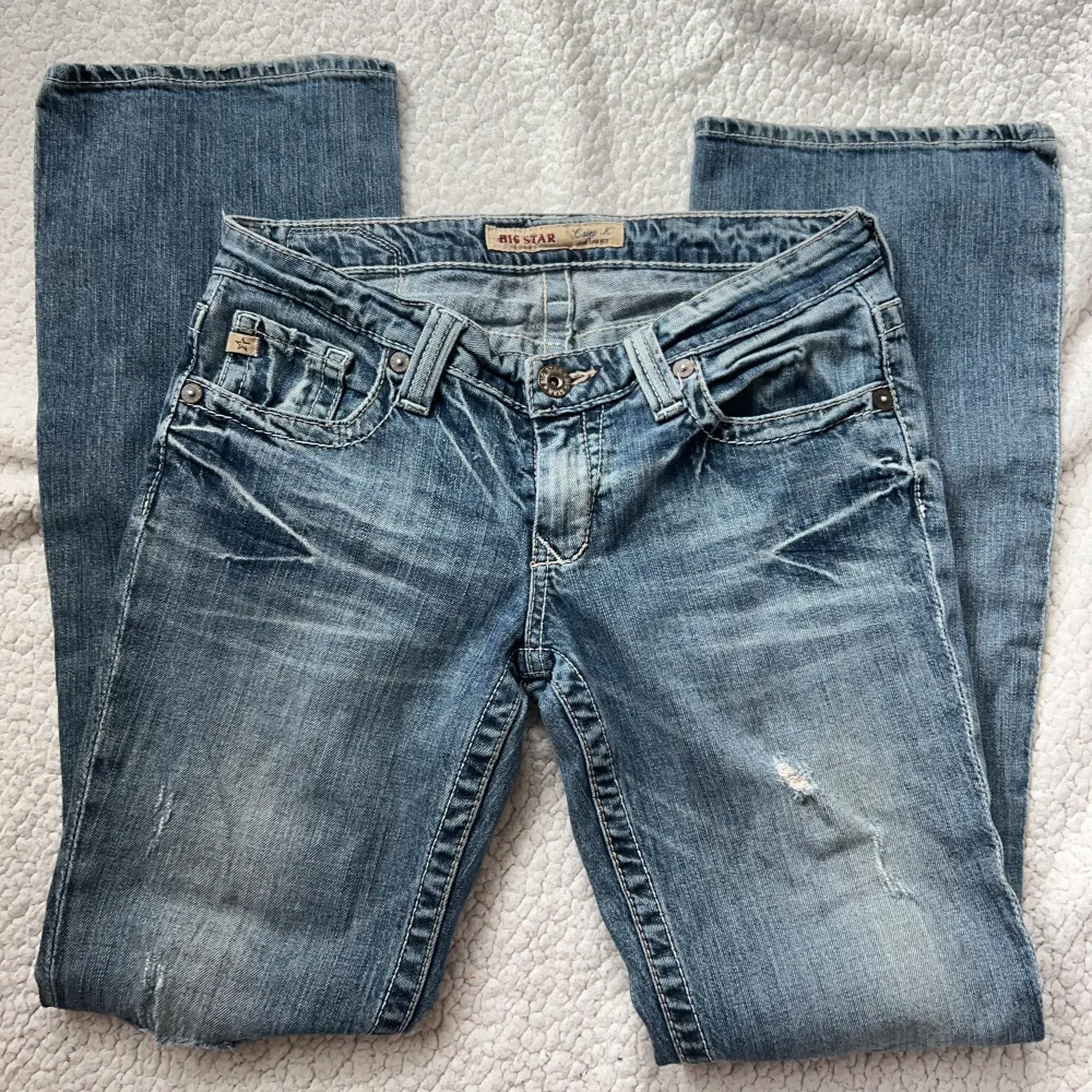 Lågmidjade Bootcut jeans från bigstar, så coola och unika. Mått i dm. Inga bilder på då de är för stora för mig.Vill du köpa trycker du på köp nu, jag postar inom 24h. Jeans & Byxor.
