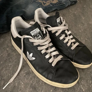 Vintage Adidas Stan Smith - shoutout till min morsas garderob hennes ärvegods är helt sjuka 🤯 hittar inte så mycket information om just dessa men de är högst troligen från 2000-ish, trots detta är kvaliteten fortfarande tipptopp, om du har några eventuella frågor skicka bara in