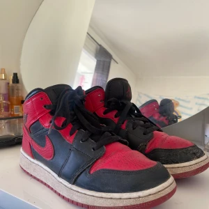 Air Jordan 1 - svart röda Jordan 1’s. Väl använda därav priset. Box följer med.