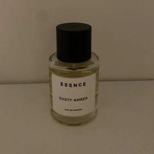 Parfym från Essnce i doften ” dusty amber” som liknar Carolina herrera good girl. Köpare står för frakten.