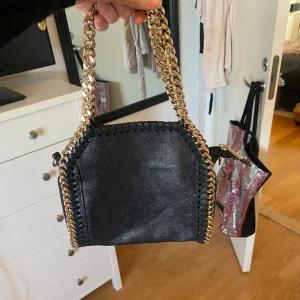 Stella liknande väska  -  Stella liknande väska köpt i Spanien i höstas 🤍 Kan mötas upp i Stockholm eller posta 🤍