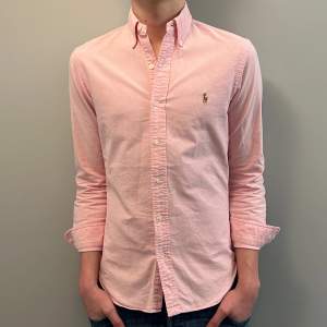 Riktigt fet rosa oxfordskjorta i slim fit från Polo Ralph Lauren. Storlek S kan passa M, skick 10/10! Nypris 1600, skriv för fler funderingar! 