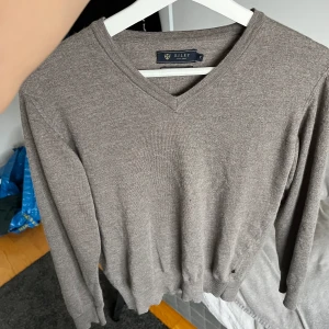 RILEY SWEATSHIRT - Säljer denna Riley sweatshirten, den är stickad i merinoull och väldigt bekväm. Skick- 10/10 använd 1 gång, slutade använda pga av att den var väldigt liten. Storleken är M, men den passar absolut inte som M, Passar som S. 
