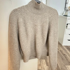 Stickad tröja med liten polokrage  - Nypris 670kr via hemsidan Jättefin stickad tröja Använd en gång Skulle även säga att den passar i storlek S för den har krympt lite i tvätten.