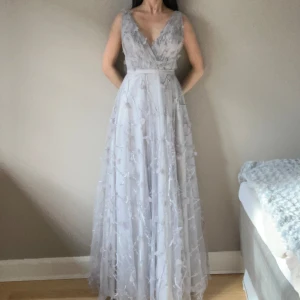 Balklänning - Säljer nu min balklänning då den bara hänger i garderoben. Köpt förra året för 4000kr och endast använd en gång! Med andra ord är den som ny! Vid snabb affär kan priset diskuteras. Är 162 cm & på bilden bär jag 8cm klackar